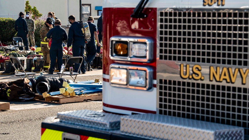 Sailors and Federal San Diego Firefighters fight fire aboard USS Bonhomme Richard