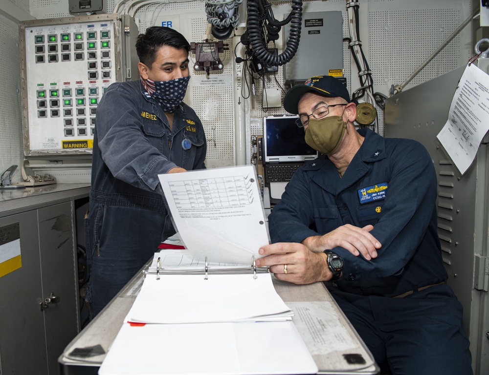 Commander, Carrier Strike Group 11 visits USS Sterett
