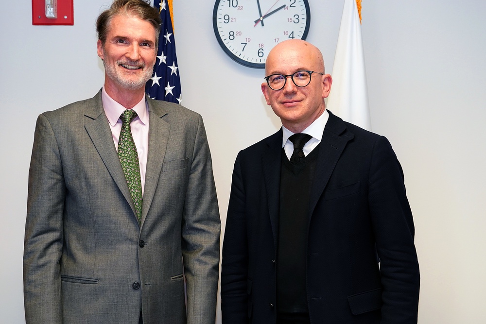 Counselor Chris Milligan meets with ICRC Director-general