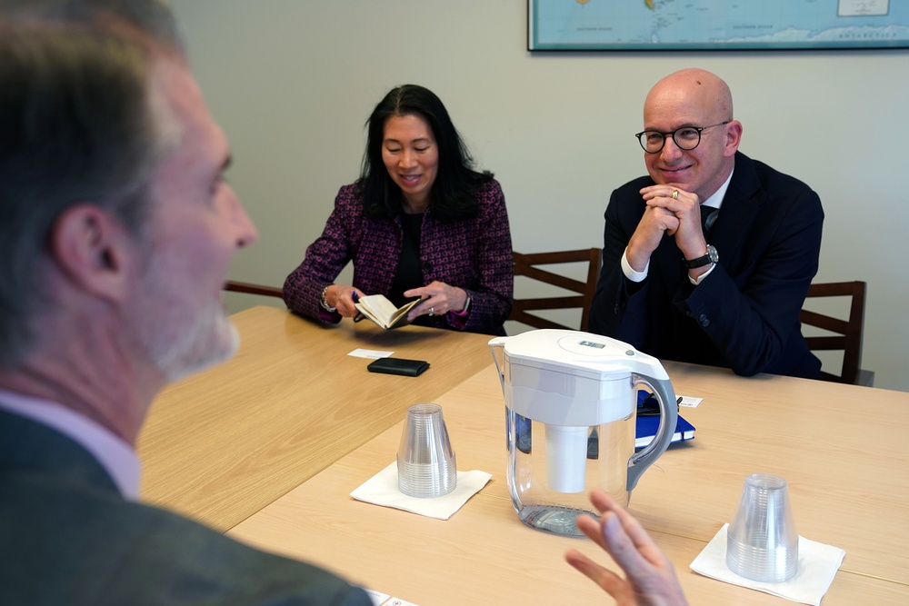 Counselor Chris Milligan meets with ICRC Director-general