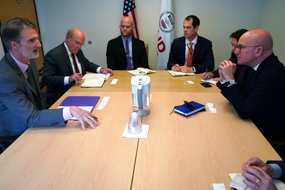 Counselor Chris Milligan meets with ICRC Director-general