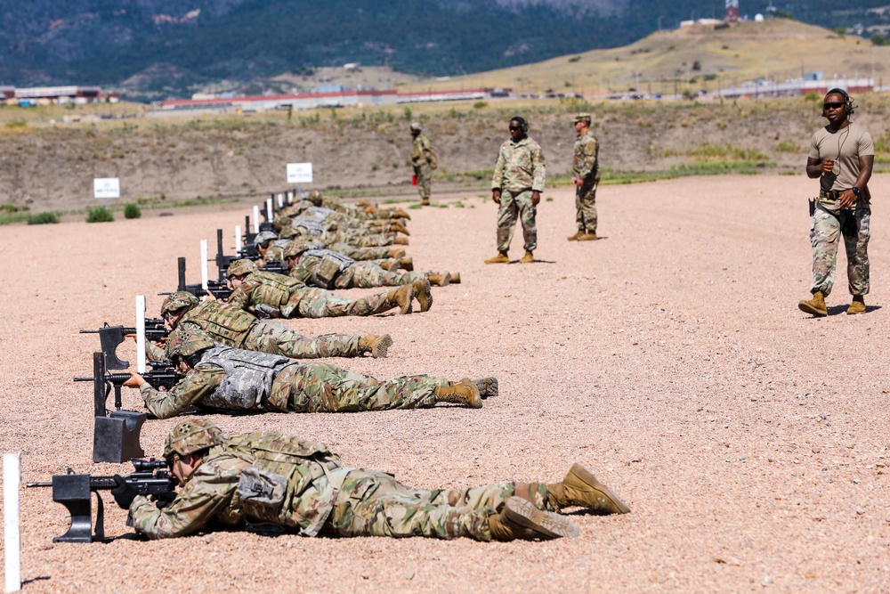 SISCO, HHBn, 4th Infantry Division Soldiers qualify at the range