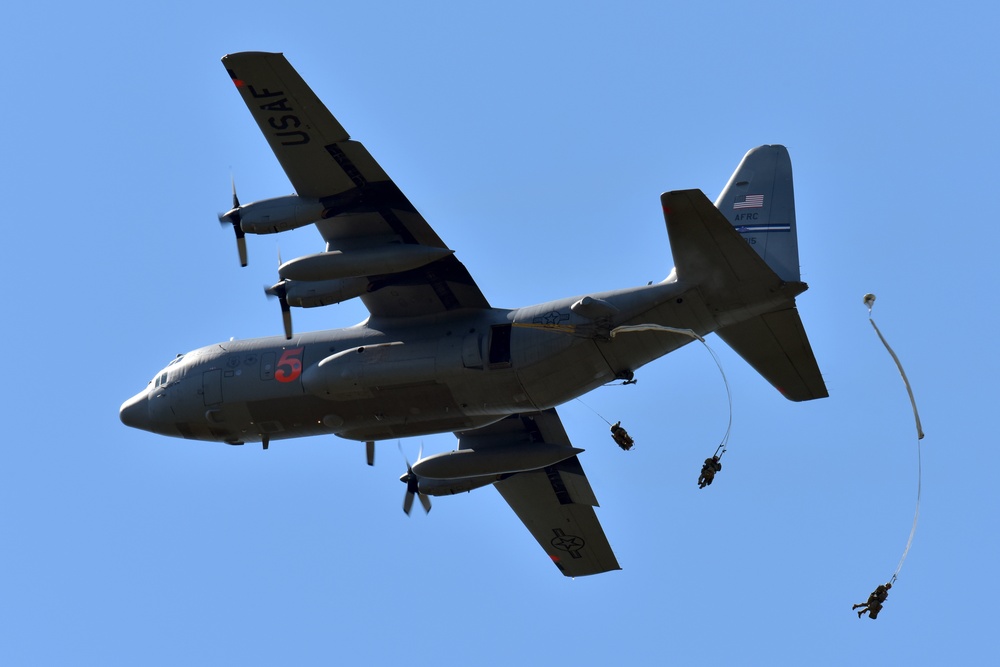 Alaskan airborne artillerymen jump into action