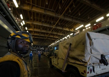 USS Bataan (LHD 5) LCAC and 26th MEU Offload