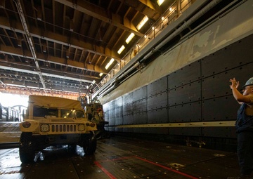 USS Bataan (LHD 5) LCAC and 26th MEU Offload