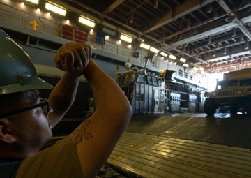 USS Bataan (LHD 5) LCAC and 26th MEU Offload