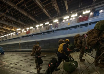 USS Bataan (LHD 5) LCAC and 26th MEU Offload