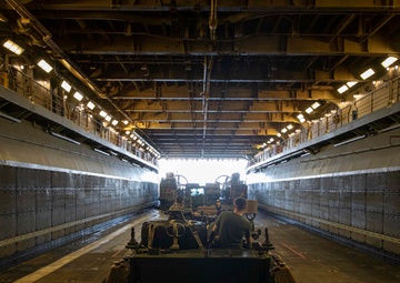 USS Bataan (LHD 5) LCAC and 26th MEU Offload