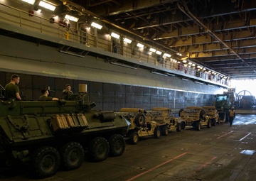 USS Bataan (LHD 5) LCAC and 26th MEU Offload
