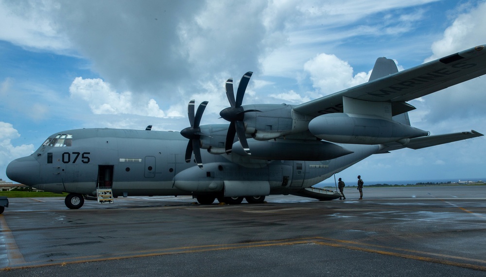 Paratroopers and Sumo-42; VMGR-152 conducts airborne operations with 1-1 SFG