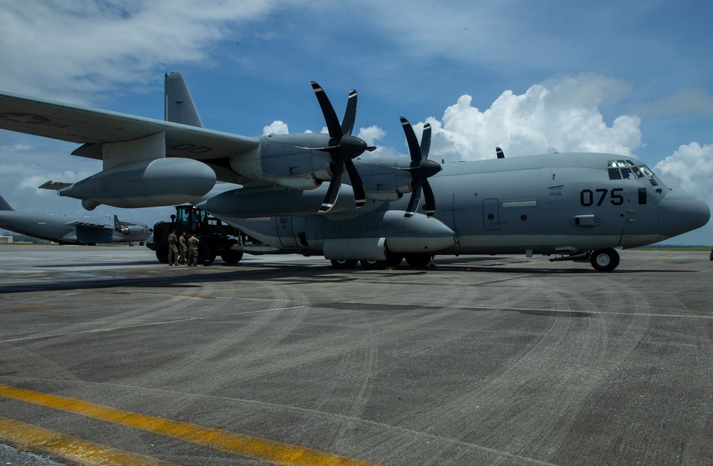 Paratroopers and Sumo-42; VMGR-152 conducts airborne operations with 1-1 SFG