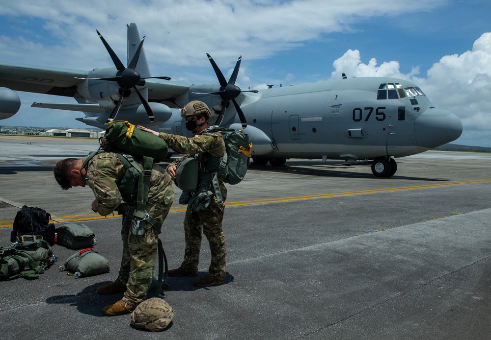 Paratroopers and Sumo-42; VMGR-152 conducts airborne operations with 1-1 SFG