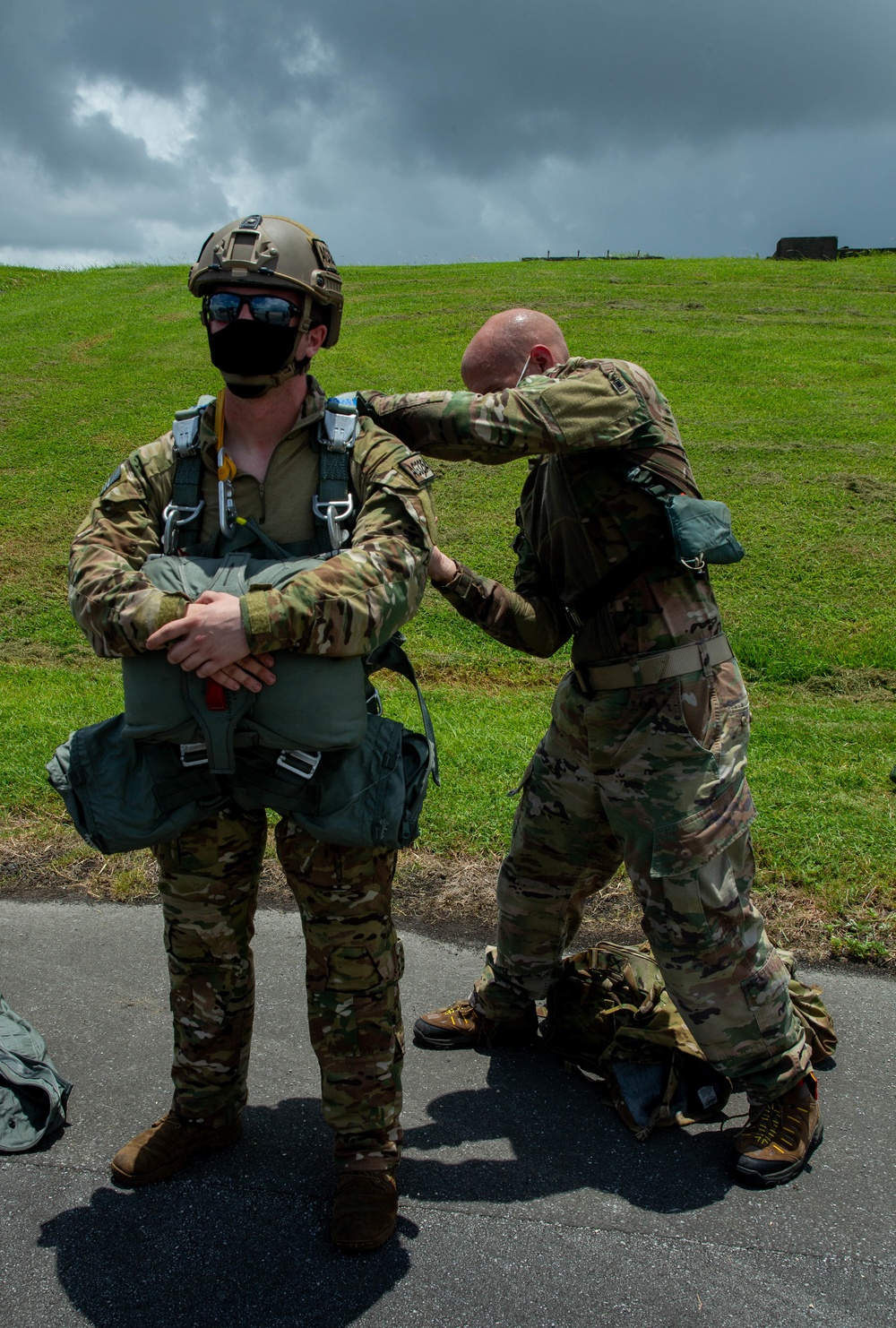 Paratroopers and Sumo-42; VMGR-152 conducts airborne operations with 1-1 SFG