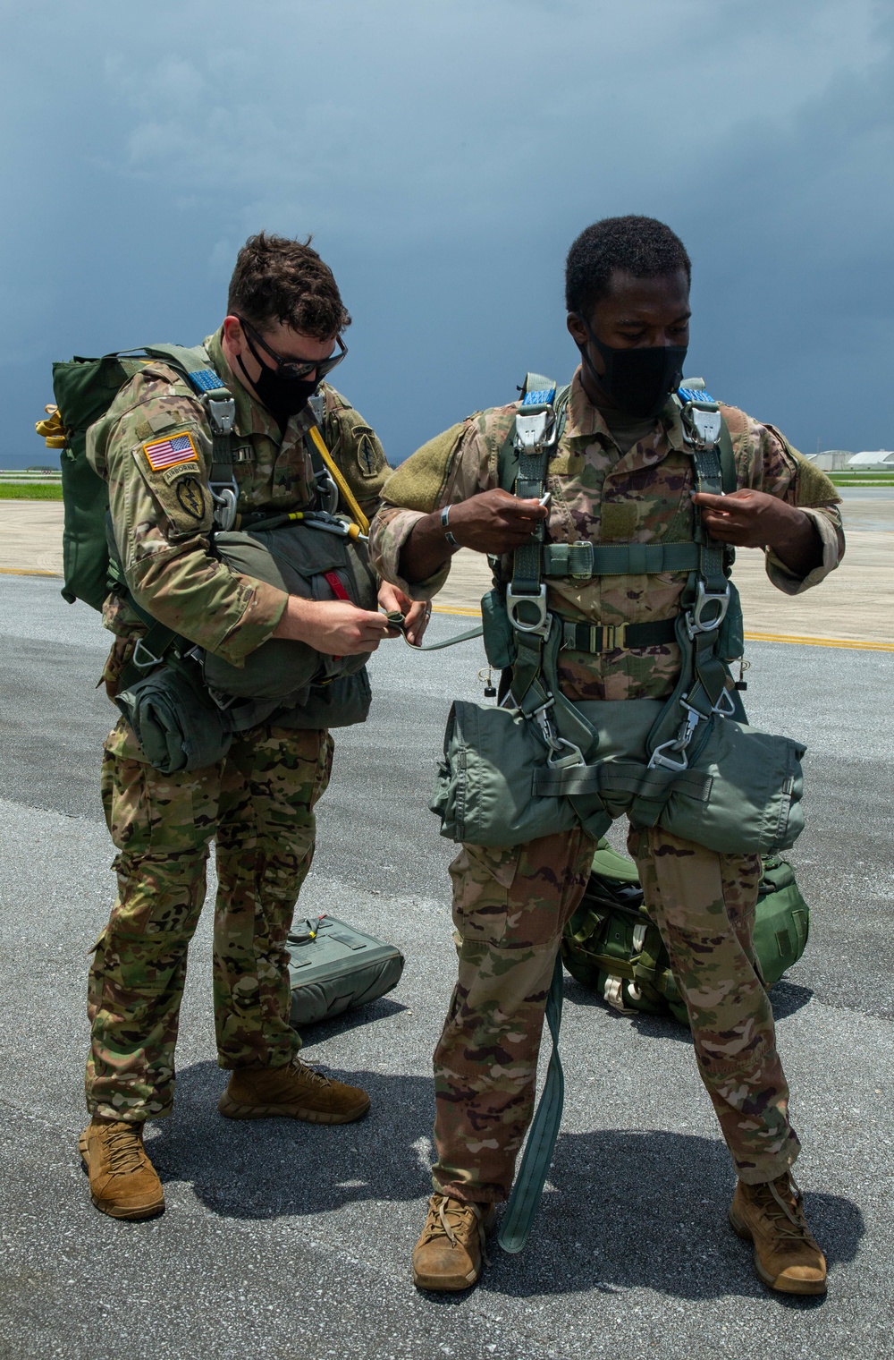 Paratroopers and Sumo-42; VMGR-152 conducts airborne operations with 1-1 SFG