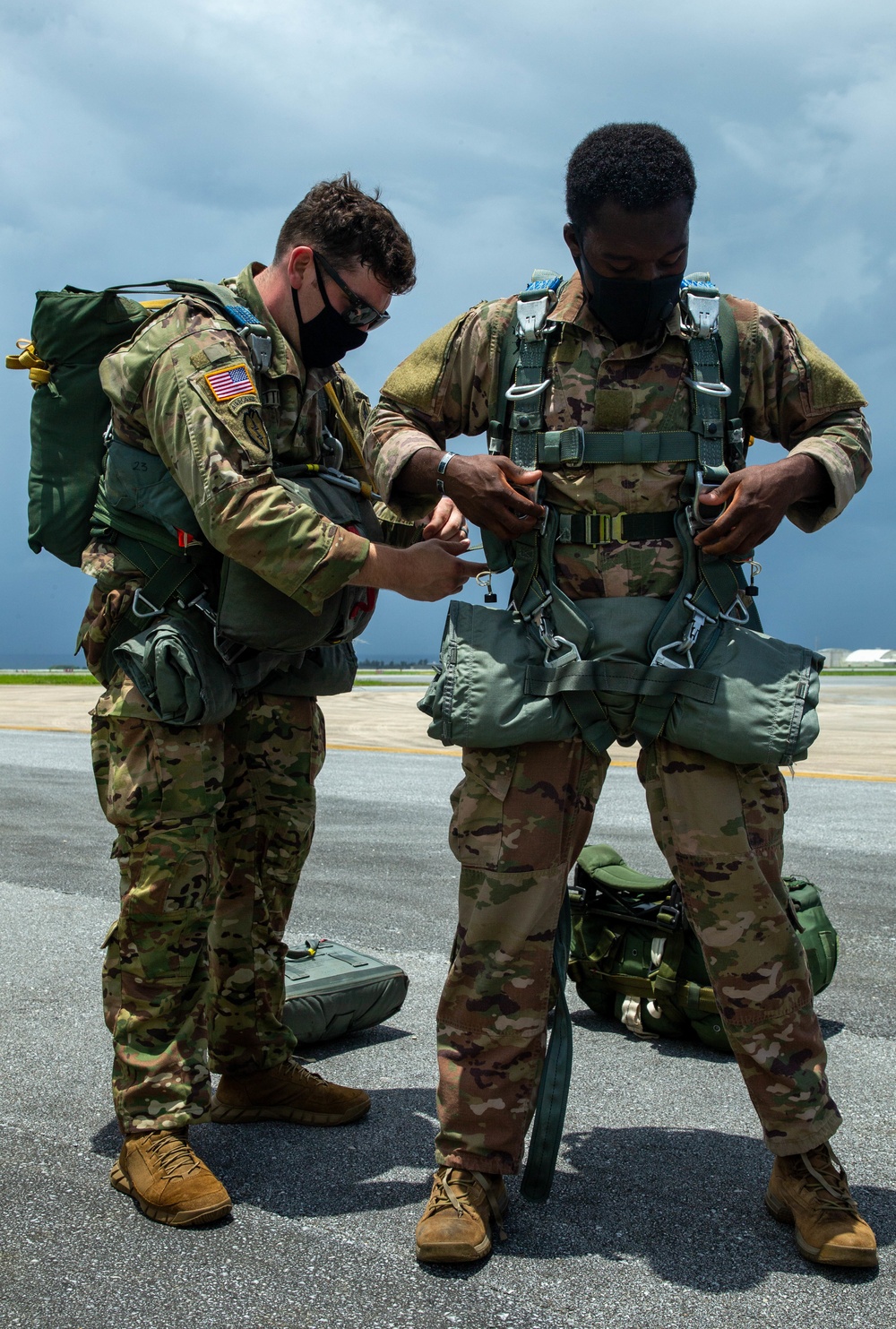 Paratroopers and Sumo-42; VMGR-152 conducts airborne operations with 1-1 SFG