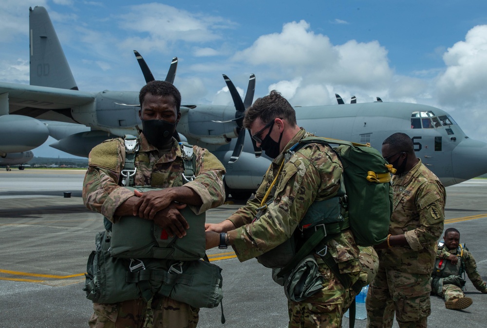 Paratroopers and Sumo-42; VMGR-152 conducts airborne operations with 1-1 SFG