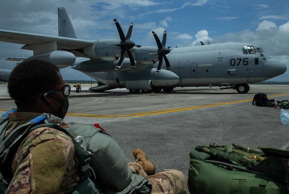 Paratroopers and Sumo-42; VMGR-152 conducts airborne operations with 1-1 SFG