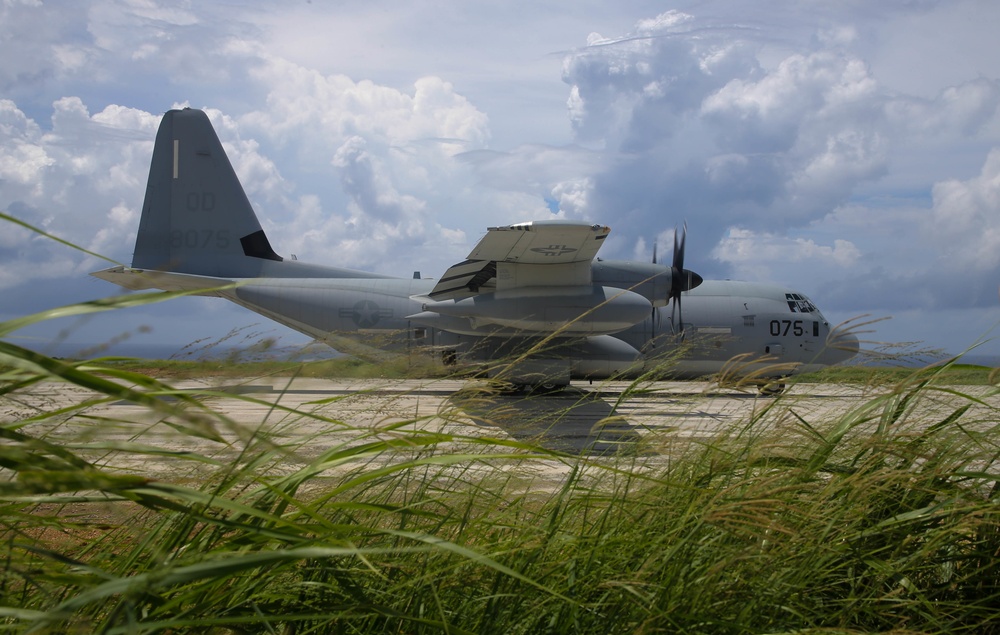 Paratroopers and Sumo-42; VMGR-152 conducts airborne operations with 1-1 SFG