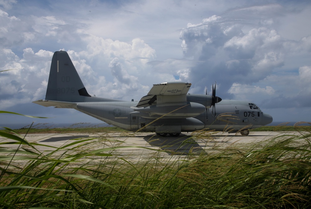 Paratroopers and Sumo-42; VMGR-152 conducts airborne operations with 1-1 SFG