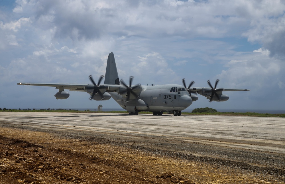 Paratroopers and Sumo-42; VMGR-152 conducts airborne operations with 1-1 SFG