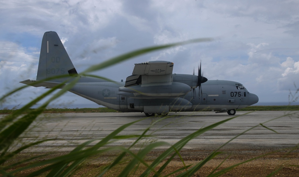 Paratroopers and Sumo-42; VMGR-152 conducts airborne operations with 1-1 SFG