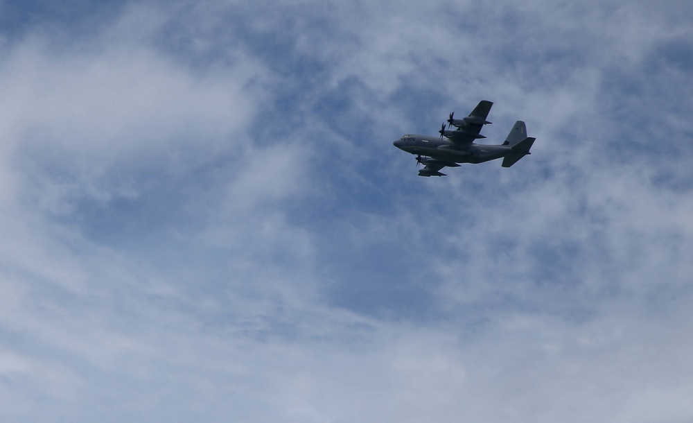 Paratroopers and Sumo-42; VMGR-152 conducts airborne operations with 1-1 SFG