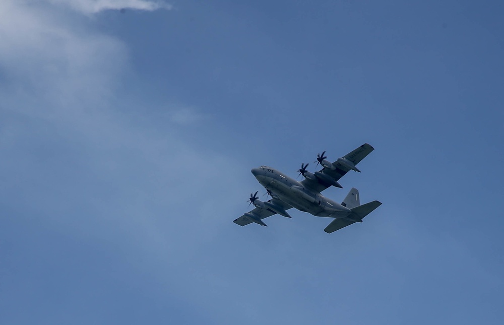 Paratroopers and Sumo-42; VMGR-152 conducts airborne operations with 1-1 SFG