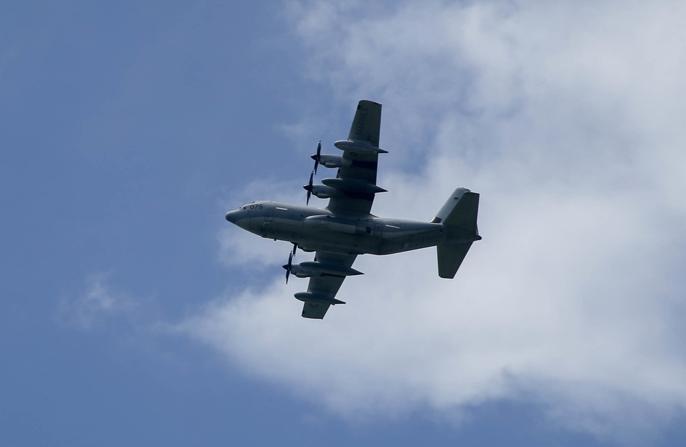 Paratroopers and Sumo-42; VMGR-152 conducts airborne operations with 1-1 SFG