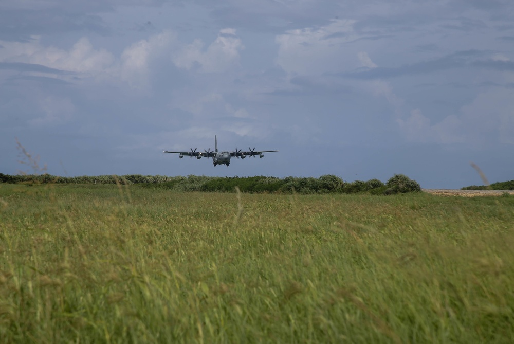 Paratroopers and Sumo-42; VMGR-152 conducts airborne operations with 1-1 SFG