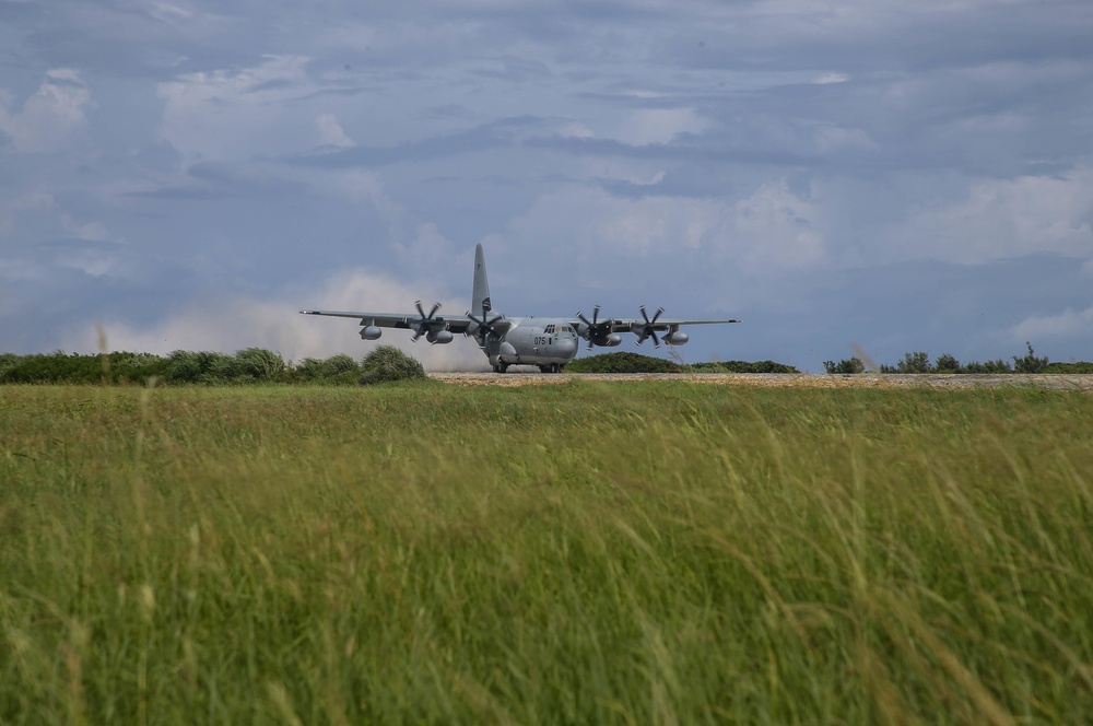 Paratroopers and Sumo-42; VMGR-152 conducts airborne operations with 1-1 SFG