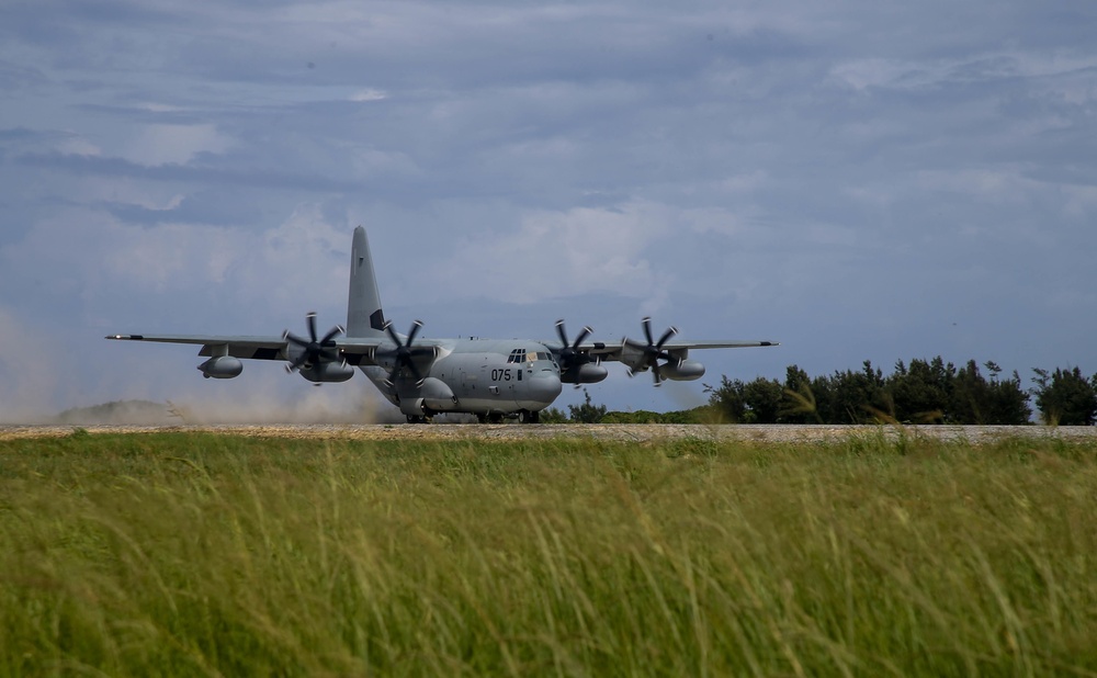 Paratroopers and Sumo-42; VMGR-152 conducts airborne operations with 1-1 SFG