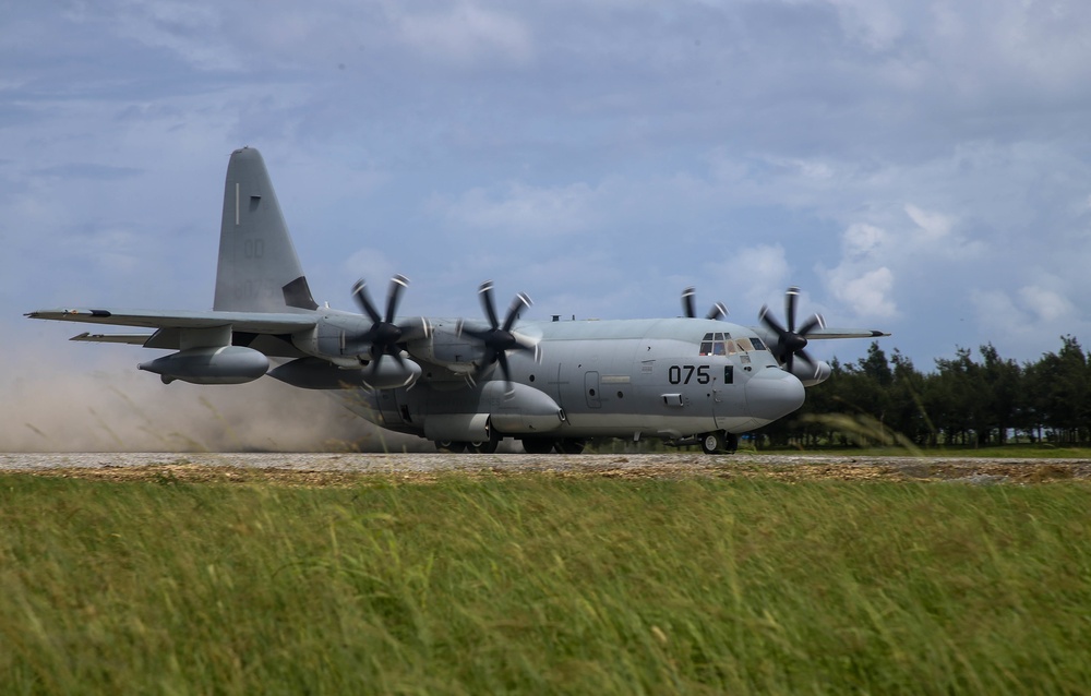 Paratroopers and Sumo-42; VMGR-152 conducts airborne operations with 1-1 SFG