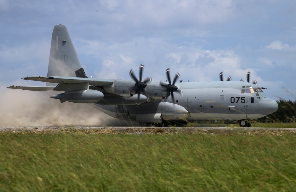 Paratroopers and Sumo-42; VMGR-152 conducts airborne operations with 1-1 SFG