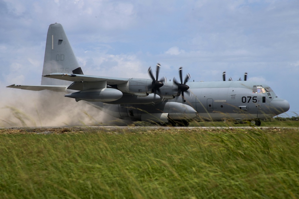 Paratroopers and Sumo-42; VMGR-152 conducts airborne operations with 1-1 SFG