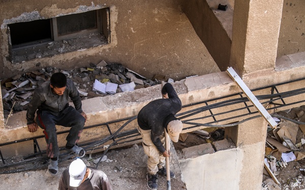 Syrian Citizens Repair Hospital