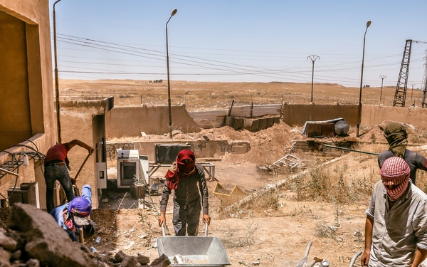 Syrian Citizens Repair Hospital