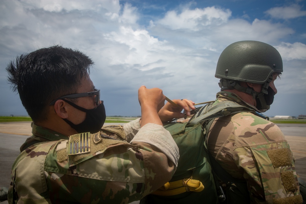 Paratroopers and Sumo-42; VMGR-152 conducts airborne operations with 1-1 SFG