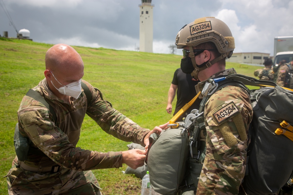 Paratroopers and Sumo-42; VMGR-152 conducts airborne operations with 1-1 SFG