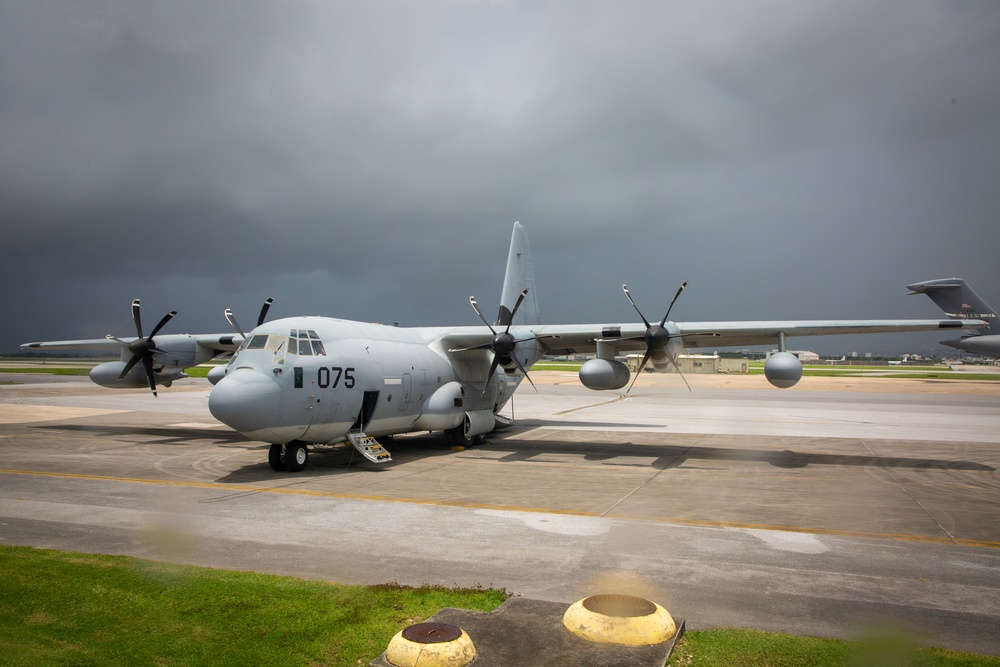 Paratroopers and Sumo-42; VMGR-152 conducts airborne operations with 1-1 SFG