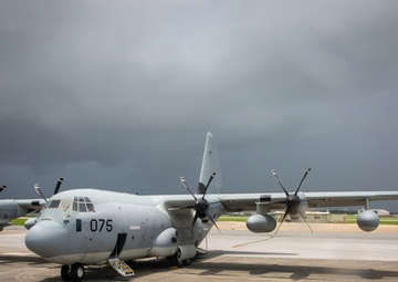 Paratroopers and Sumo-42; VMGR-152 conducts airborne operations with 1-1 SFG