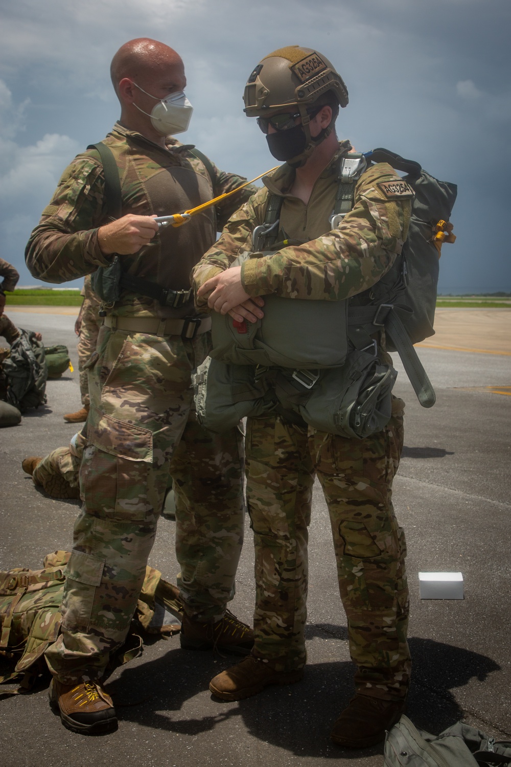 Paratroopers and Sumo-42; VMGR-152 conducts airborne operations with 1-1 SFG