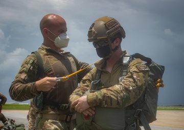 Paratroopers and Sumo-42; VMGR-152 conducts airborne operations with 1-1 SFG