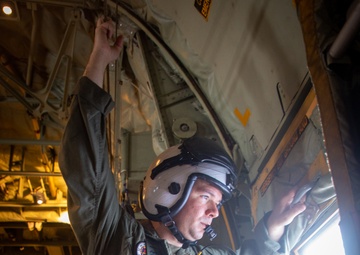 Paratroopers and Sumo-42; VMGR-152 conducts airborne operations with 1-1 SFG