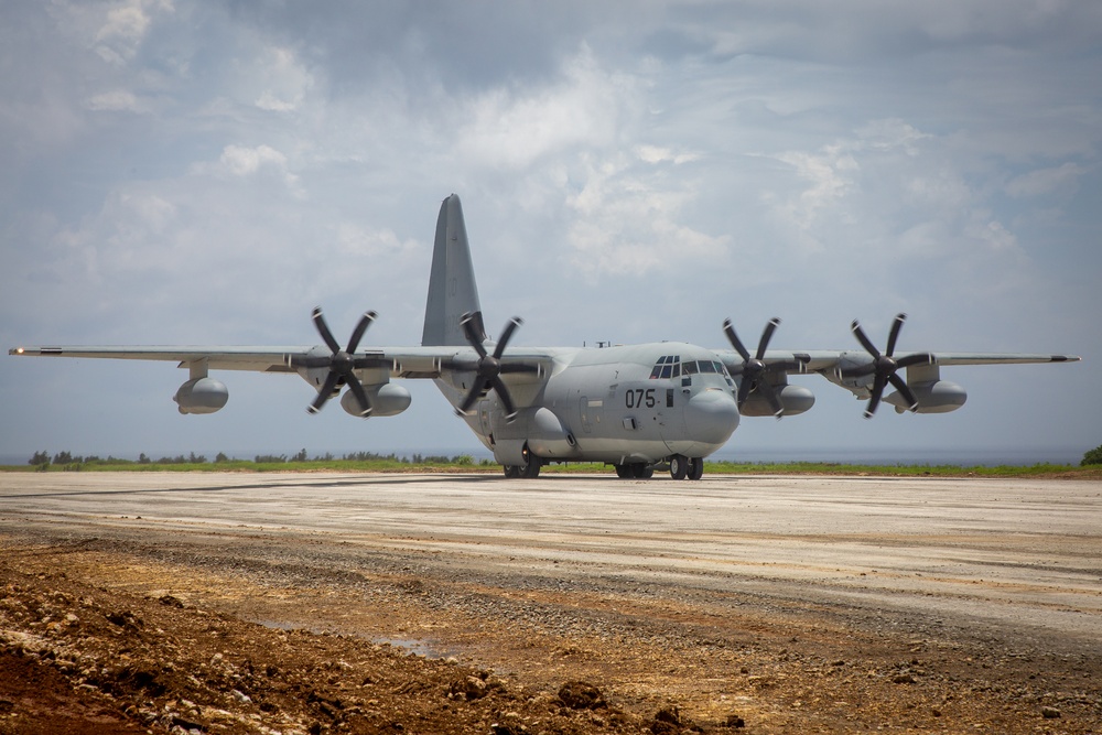 Paratroopers and Sumo-42; VMGR-152 conducts airborne operations with 1-1 SFG