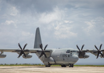 Paratroopers and Sumo-42; VMGR-152 conducts airborne operations with 1-1 SFG