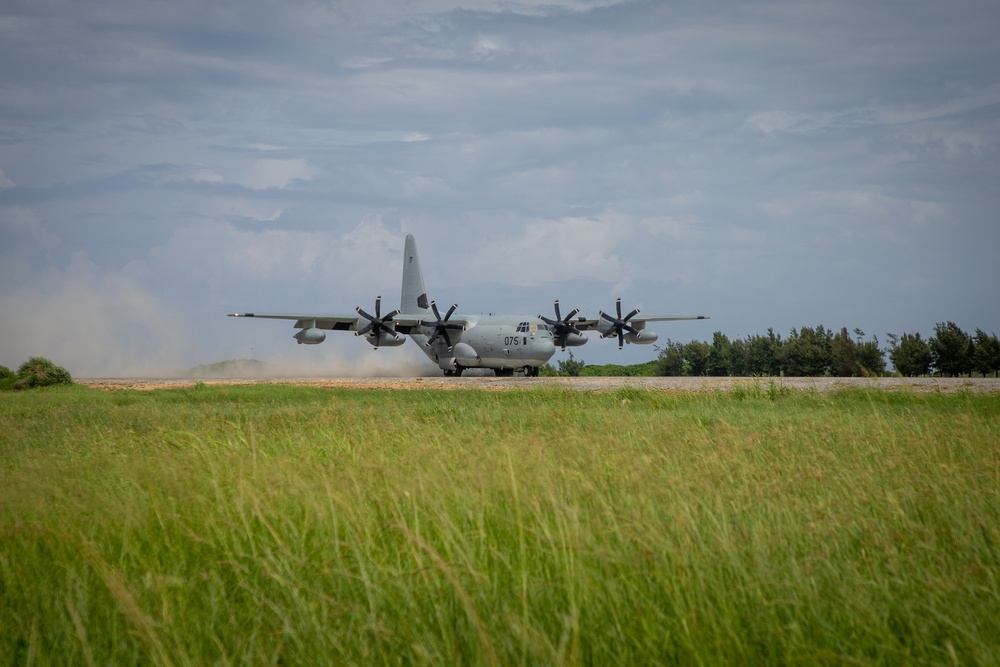 Paratroopers and Sumo-42; VMGR-152 conducts airborne operations with 1-1 SFG