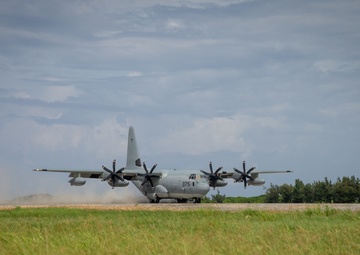 Paratroopers and Sumo-42; VMGR-152 conducts airborne operations with 1-1 SFG