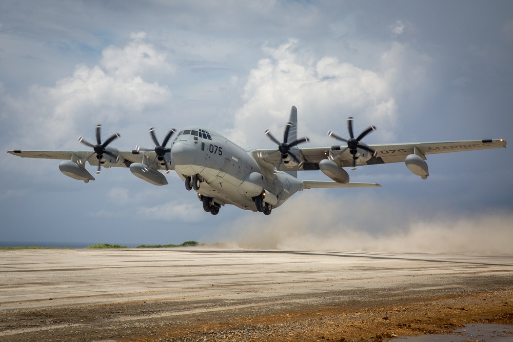 Paratroopers and Sumo-42; VMGR-152 conducts airborne operations with 1-1 SFG