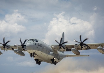 Paratroopers and Sumo-42; VMGR-152 conducts airborne operations with 1-1 SFG