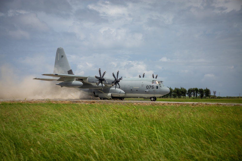 Paratroopers and Sumo-42; VMGR-152 conducts airborne operations with 1-1 SFG